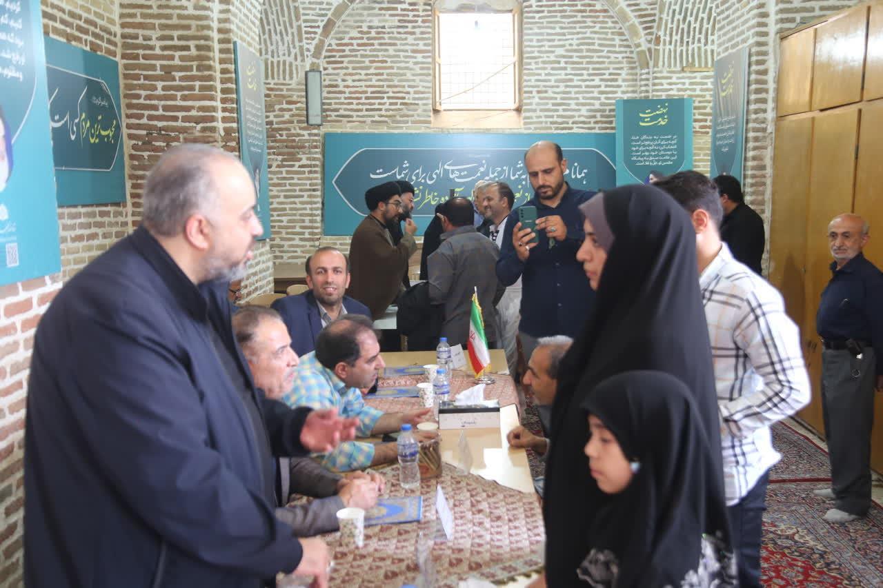 برپایی میز خدمت اداره کل فرهنگ و ارشاد اسلامی قزوین در نماز جمعه استان