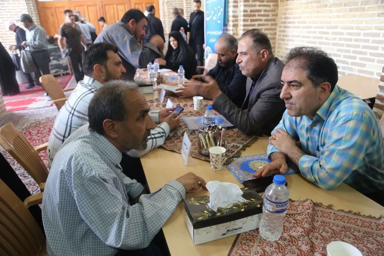 برپایی میز خدمت اداره کل فرهنگ و ارشاد اسلامی قزوین در نماز جمعه استان