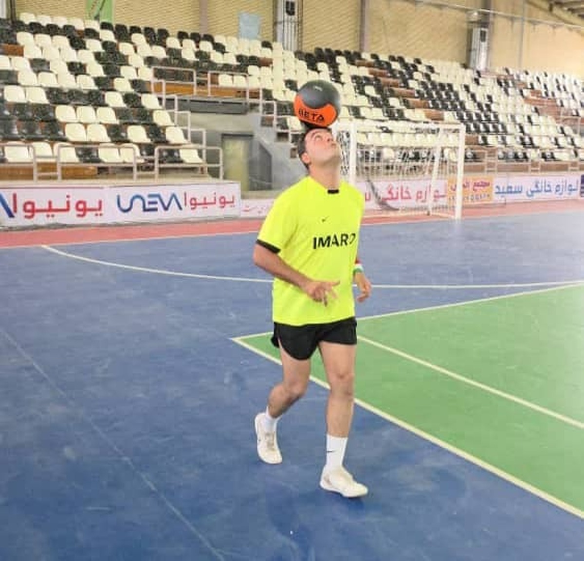 رکورد جهانی جدید در میناب: نگهداری توپ ۱ کیلویی مدیسینبال روی پیشانی در مسافت ۴۰۰ متر