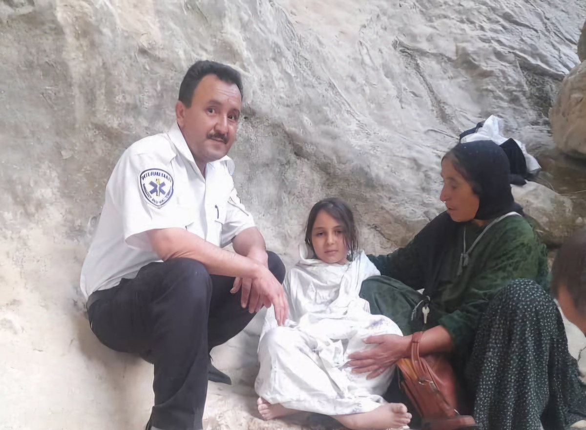 نجات سه مددجوی غیربومی گرفتار در آب‌های دمکره دشتروم توسط پرسنل ایثارگر اورژانس ۱۱۵