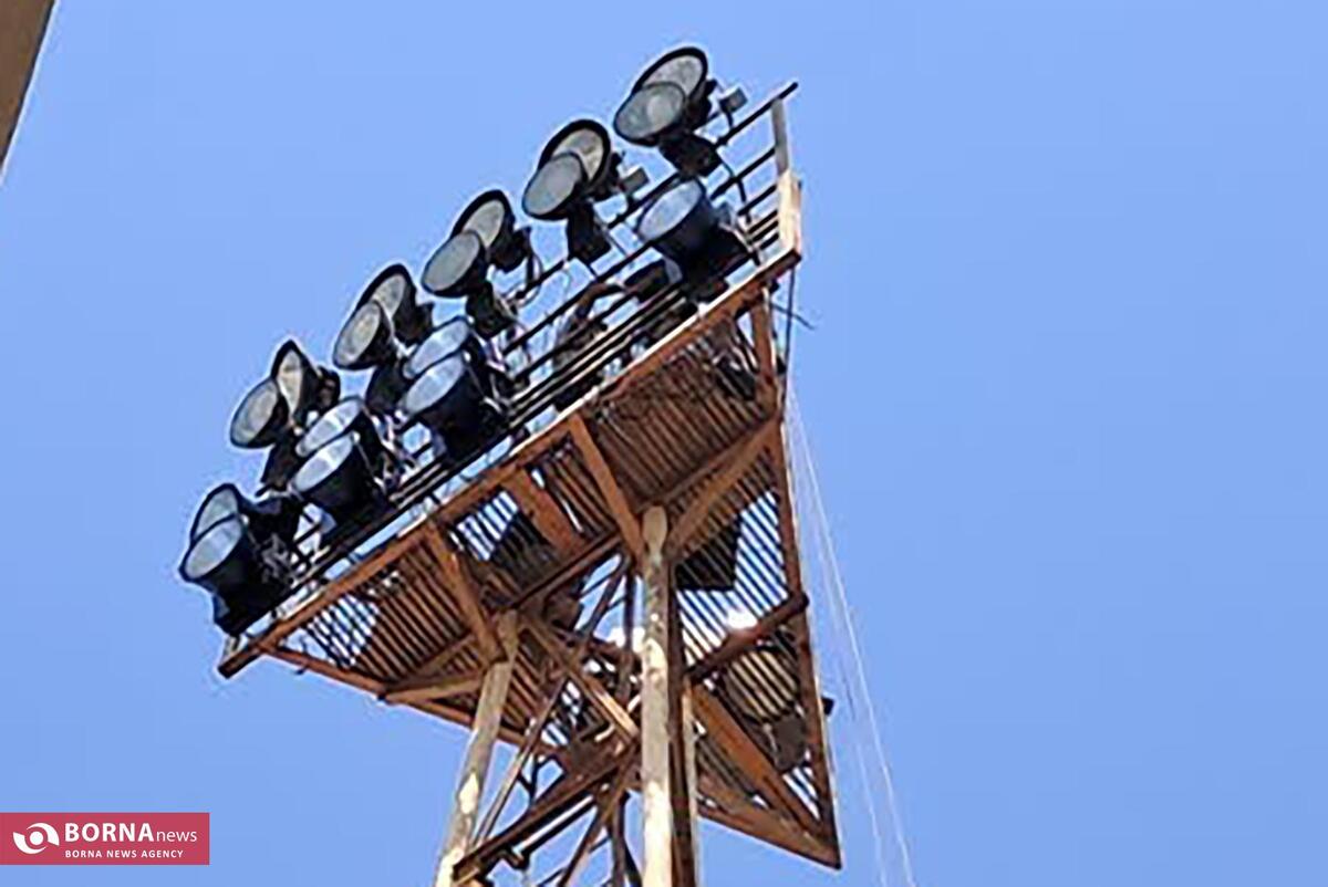 پروژکتور‌های جدید ورزشگاه آزادی کرمانشاه نصب شد