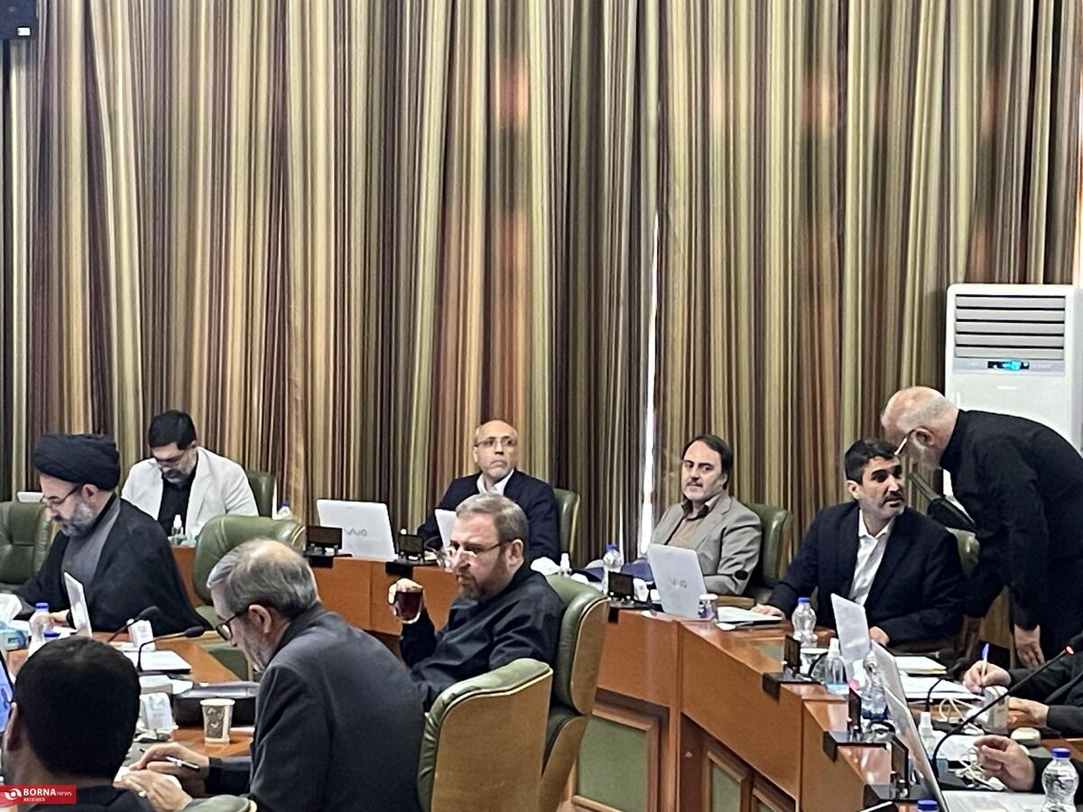 ضامن شدن شهرداری برای وام رانندگان تاکسی «غیرقانونی و مجرمانه» است