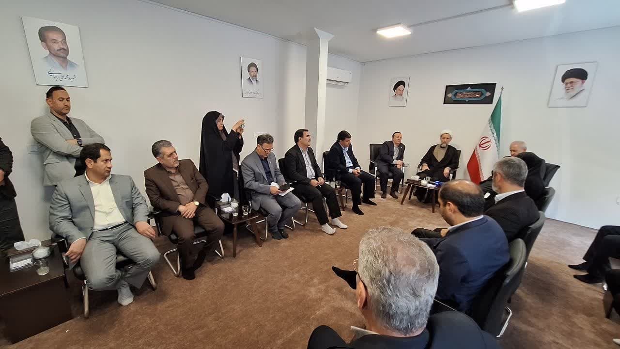 وزیر نیرو با امام جمعه قزوین دیدار و گفتگو کرد 