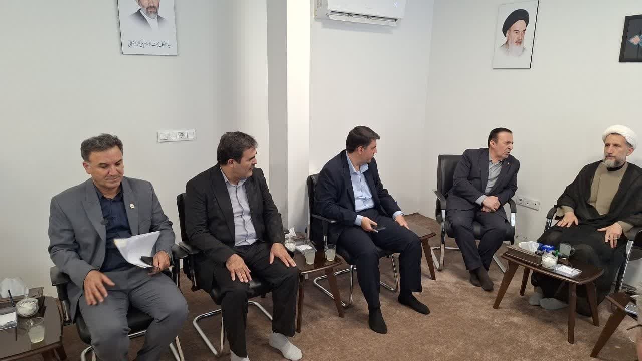 وزیر نیرو با امام جمعه قزوین دیدار و گفتگو کرد 