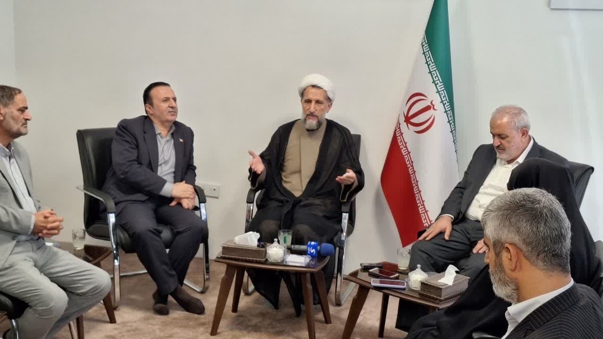 مسئولان برای حل مشکلات آب و برق مردم تدبیر کنند 