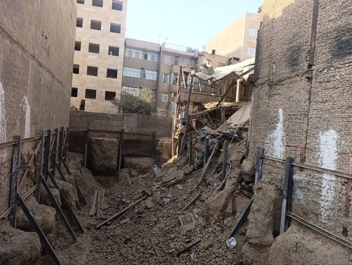 ریزش ساختمان تالار قدیمی در شهرک ولیعصر تهران
