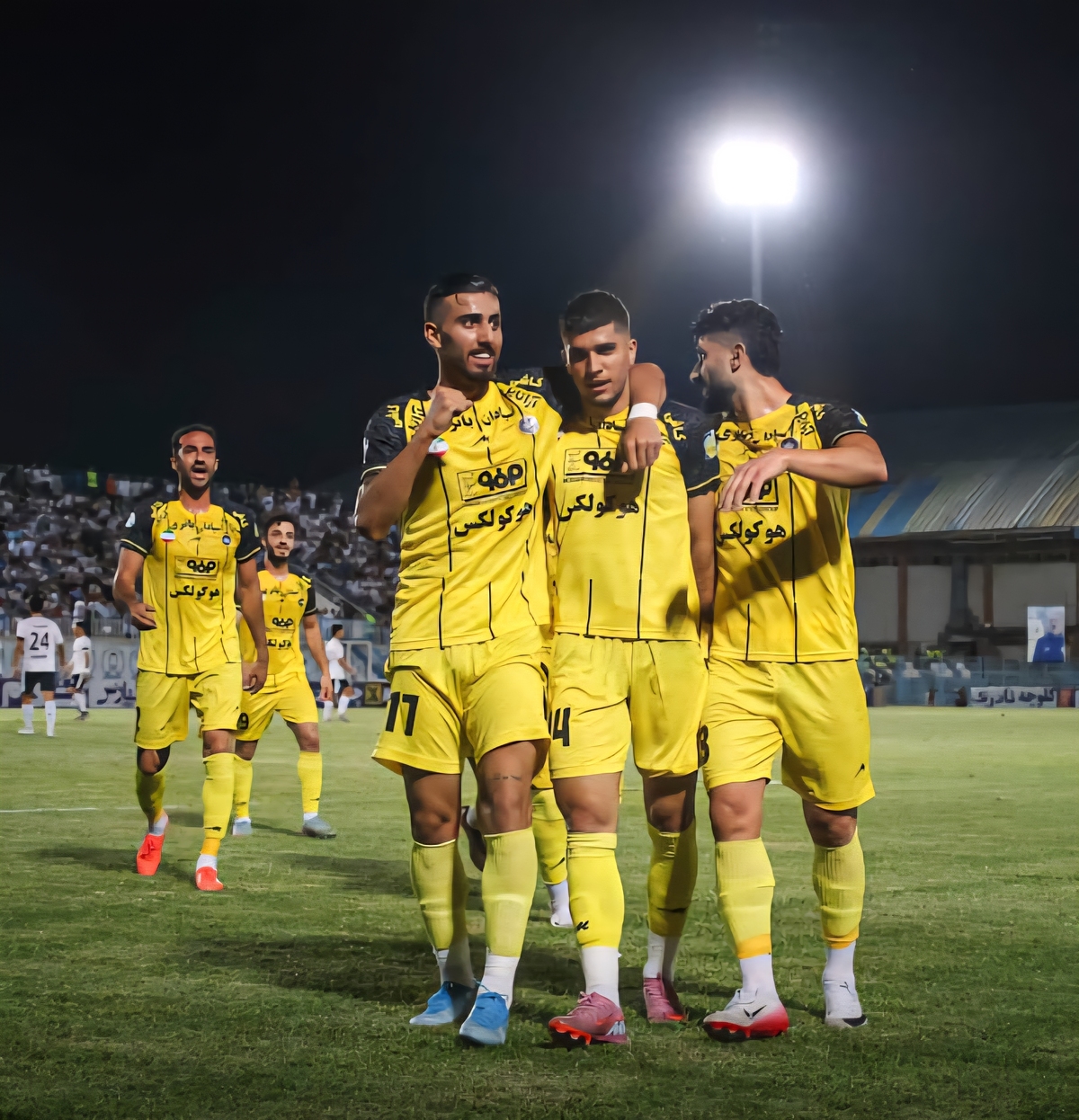 آغاز پرحادثه لیگ در انزلی؛ سپاهانِ ده نفره یک امتیاز گرفت