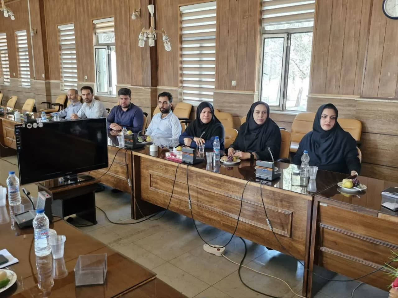 نشست معاون سیاسی استاندار قزوین با فرماندار و کارکنان فرمانداری تاکستان