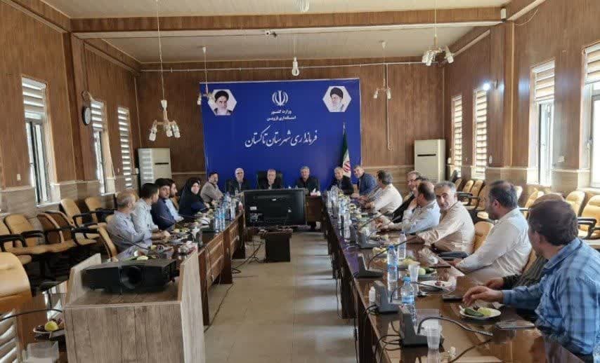 نشست معاون سیاسی استاندار قزوین با فرماندار و کارکنان فرمانداری تاکستان