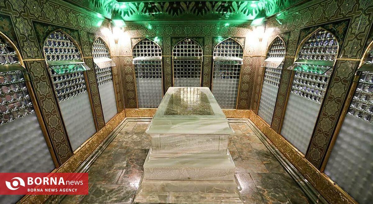 چه چیزی بر سنگ مضجع شریف امام رضا(ع) حک شده است؟