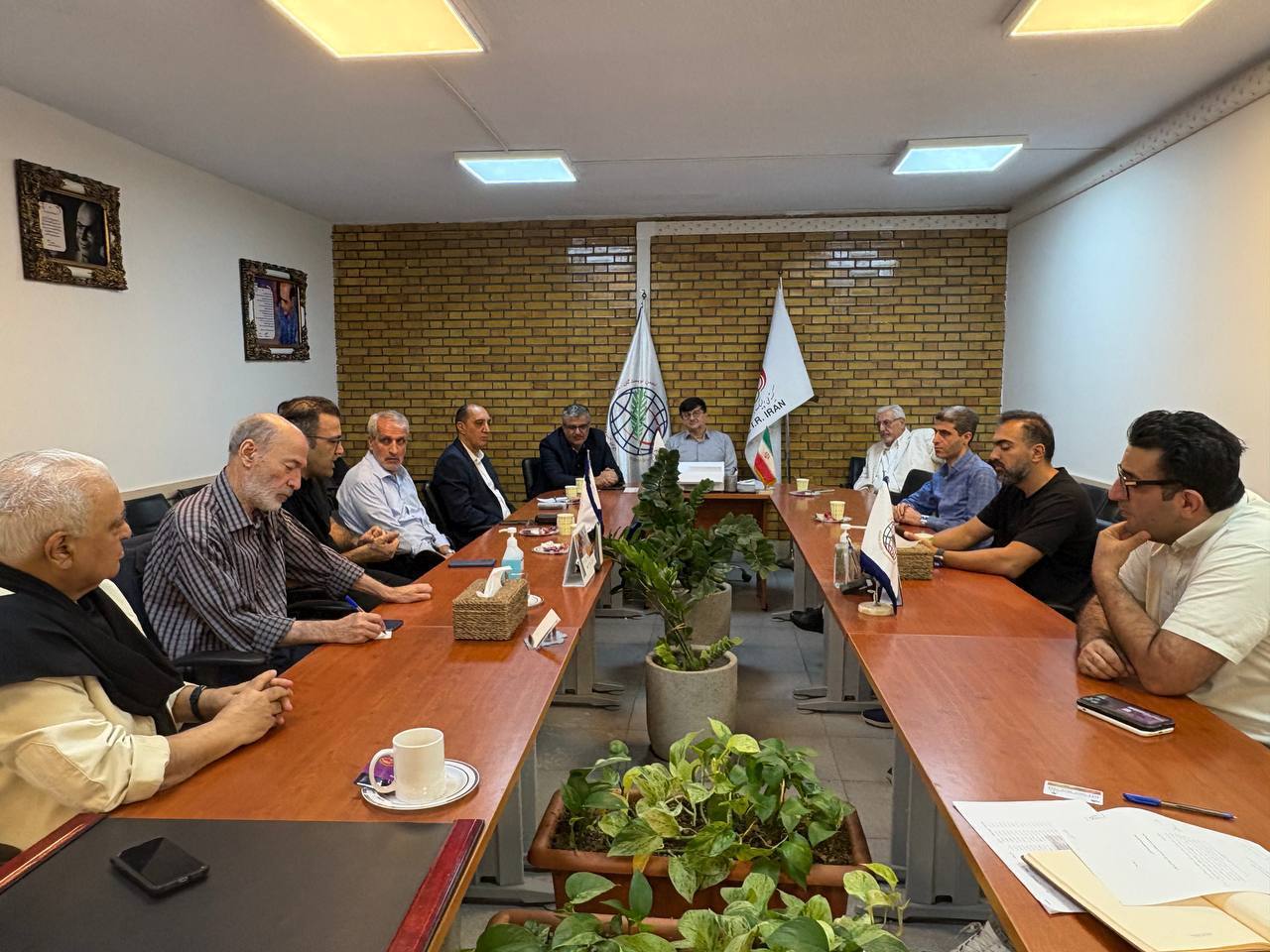 حضور رئیس فدراسیون اسکی و ورزشهای زمستانی در صد ودومین جلسه هیات مدیره انجمن نویسندگان، خبرنگاران و عکاسان ورزشی ایران حضور رئیس فدراسیون اسکی و ورزشهای زمستانی در صد ودومین جلسه هیات مدیره انجمن نویسندگان، خبرنگاران و عکاسان ورزشی ایران