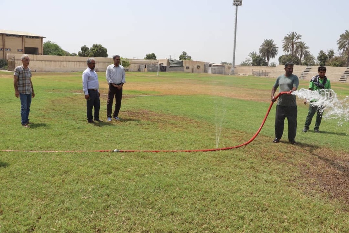 آبپاشی فوری چمن ورزشگاه شهید امینی میناب برای نجات از خشکسالی و آماده سازی ورزشگاه برای ورزشکاران 
