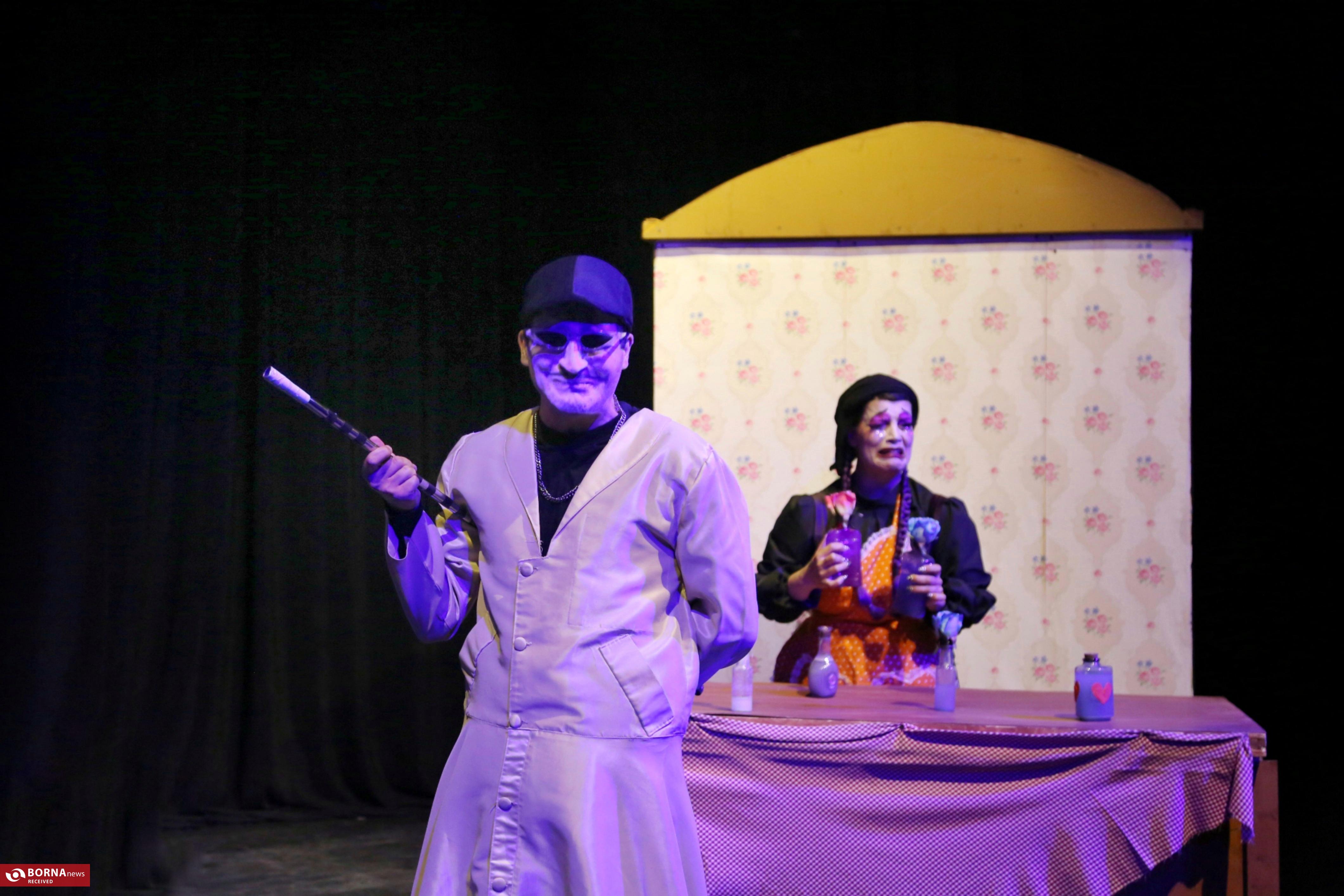 «مغازه خودکشی» تلفیق تئاتر و انیمیشن را به صحنه میآورد؛ چالشهای رفتوآمد بازیگران شهرستانی به پایتخت «مغازه خودکشی» تلفیق تئاتر و انیمیشن را به صحنه میآورد؛ چالشهای رفتوآمد بازیگران شهرستانی به پایتخت