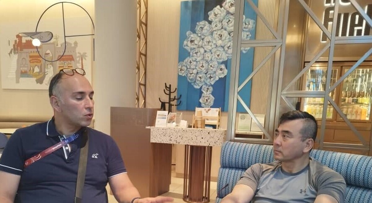 نشست رئیس فدراسیون ورزش‌های آبی با مربی چینی سام واژیر در حاشیه رقابت‌های جهانی
