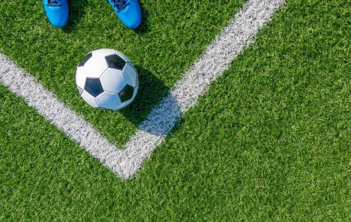 زمین فوتبال با چمن مصنوعی بهتر است یا چمن طبیعی؟