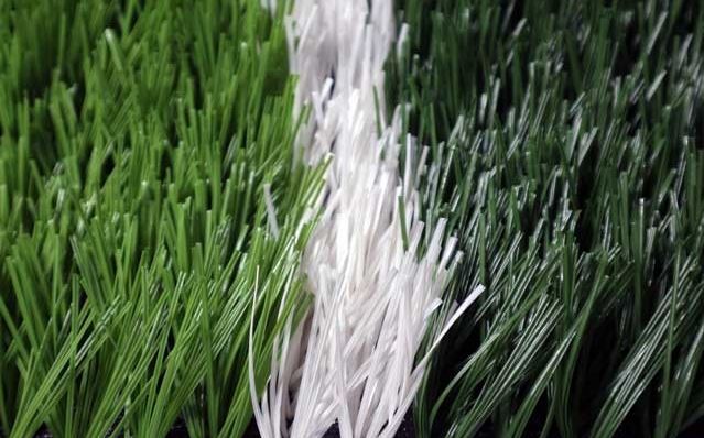 زمین فوتبال با چمن مصنوعی بهتر است یا چمن طبیعی؟