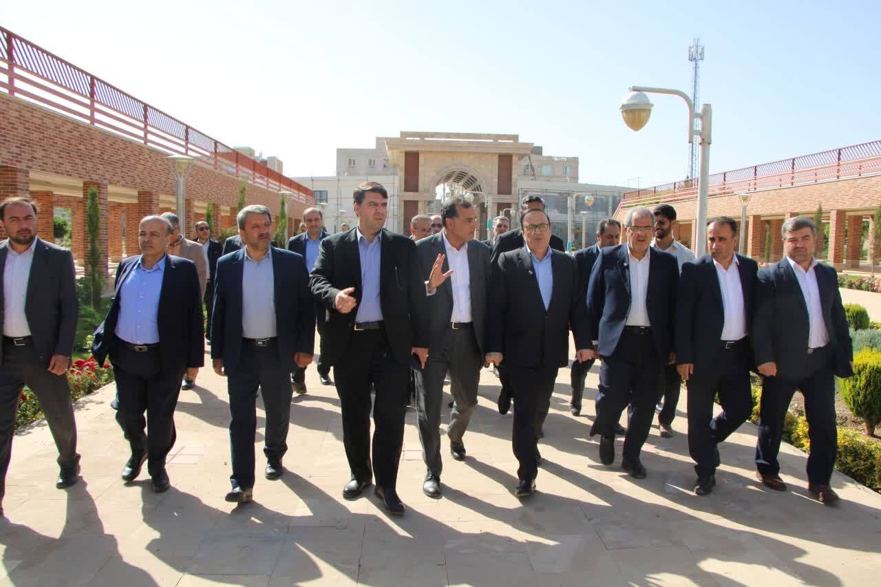 سردرب واحدهای تجاری پارک شهر محمدیه با معماری ایرانی اسلامی است سردرب واحدهای تجاری پارک شهر محمدیه با معماری ایرانی اسلامی است