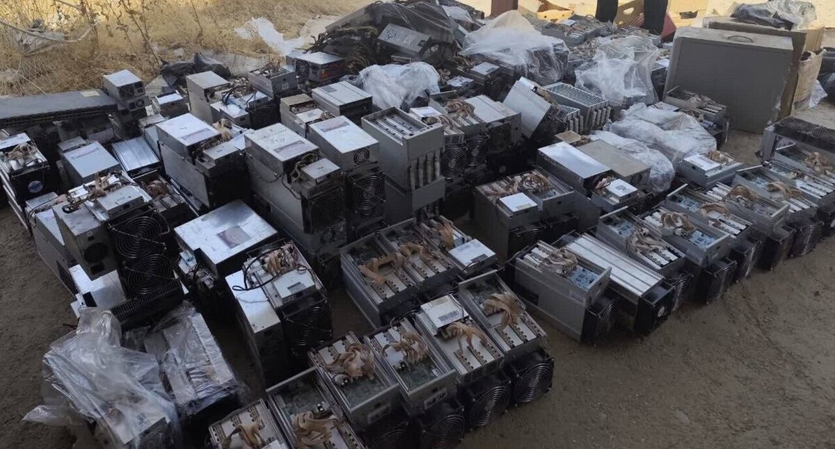کشف ۱۱۰ دستگاه ماینر غیرمجاز از یک سوله تجاری در استان خوزستان