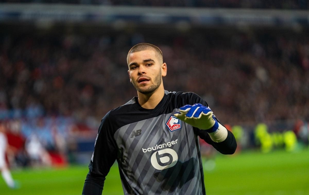 شوالیه جای دوناروما درون دروازه‌ پاریسن‌ژرمن