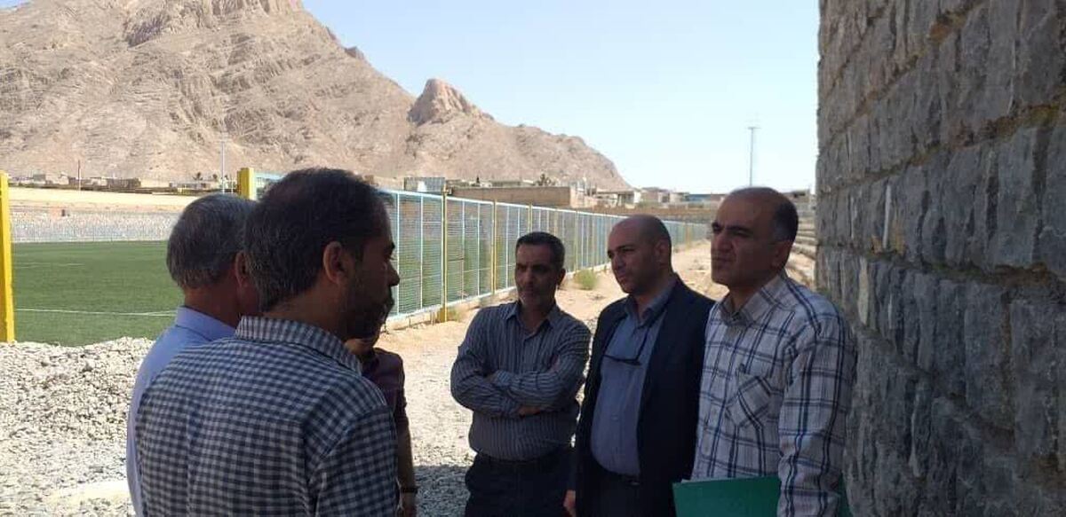 بازدید مسئولین از پروژه چمن ورزشگاه قدس شهرضا برای تسریع در روند اجرایی