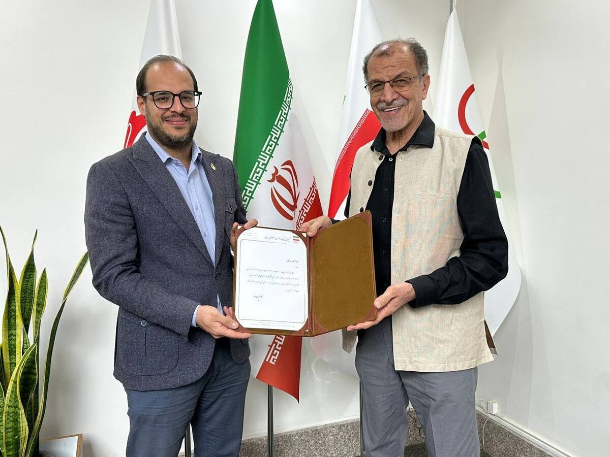 اهدای حکم ریاست مرکز نظارت بر تیم‌های ملی کمیته ملی المپیک توسط خسروی وفا