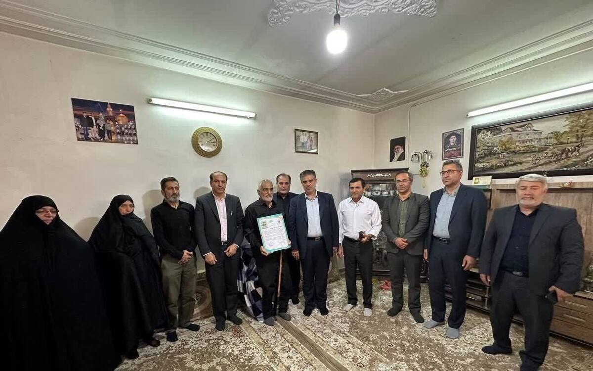 دیدار استاندار مرکزی با خانواده شهید 