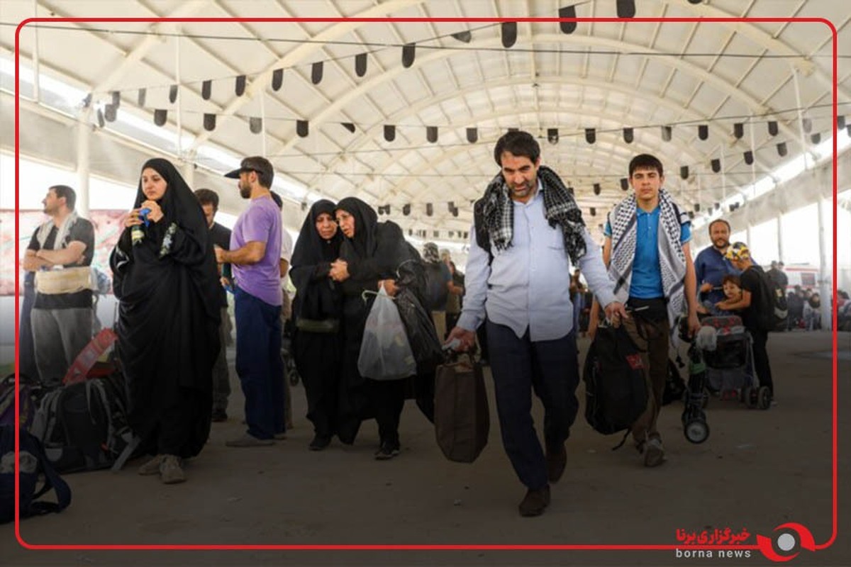 عبور زائران از تونل خنک‌کننده در مرز مهران