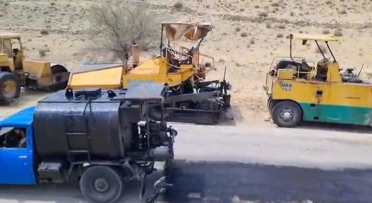 آغاز عملیات روکش آسفالت روستای دلی باریک بخش مرکزی چرام