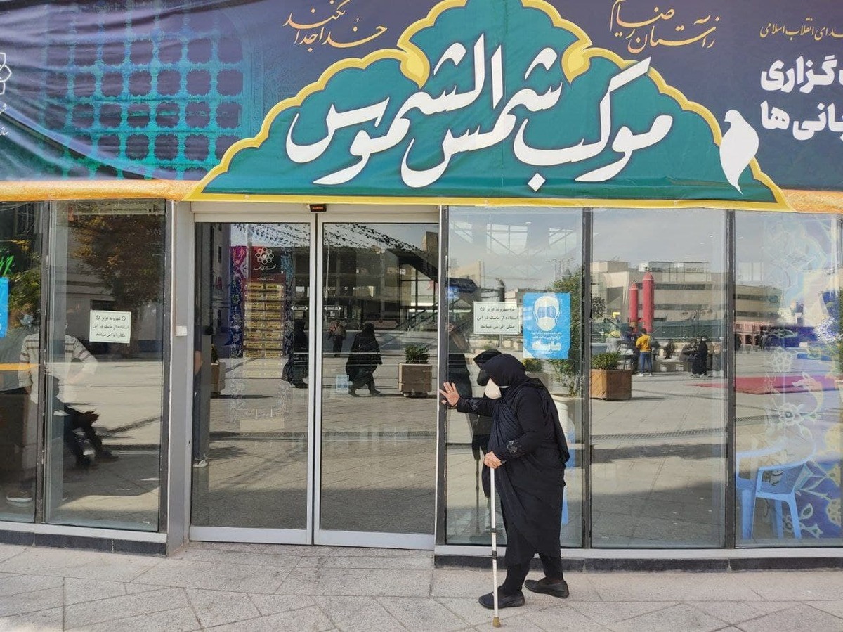 موکب خدمت‌رسانی به زائران عزادار امام رئوف(ع) در میدان شهدای مشهد+ فیلم