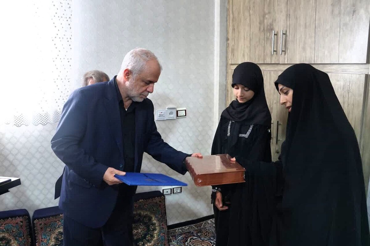 معاون رئیس جمهور در امور ایثار گران با خانواده شهید اسماعیل پاشایی دیدار کرد