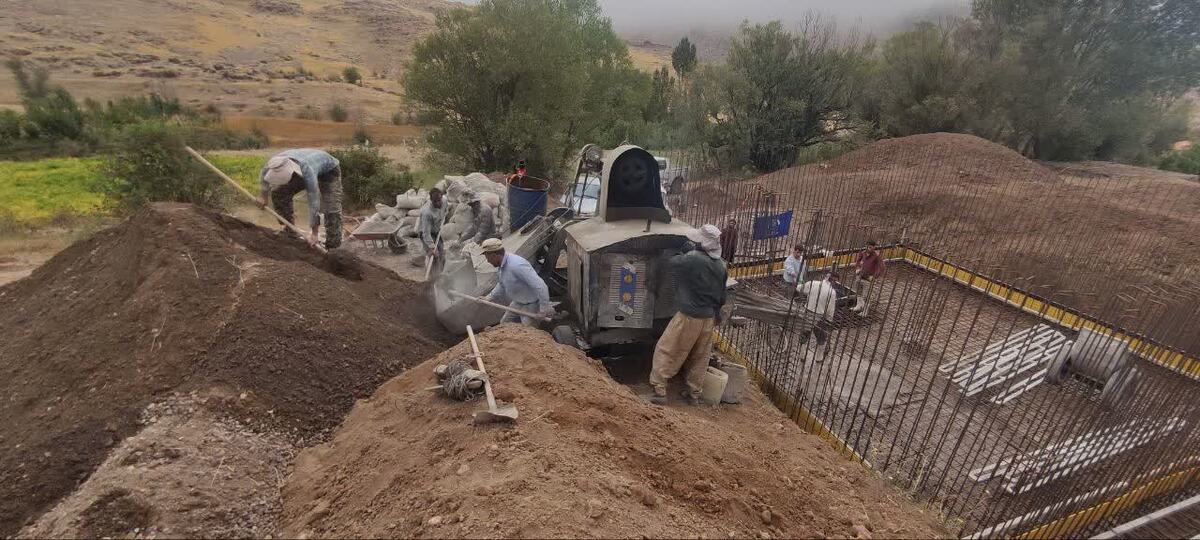 بتن‌ریزی مخزن ۱۵۰ مترمکعبی در طارم سفلی توسط جهادگران بسیج سازندگی کلید خورد