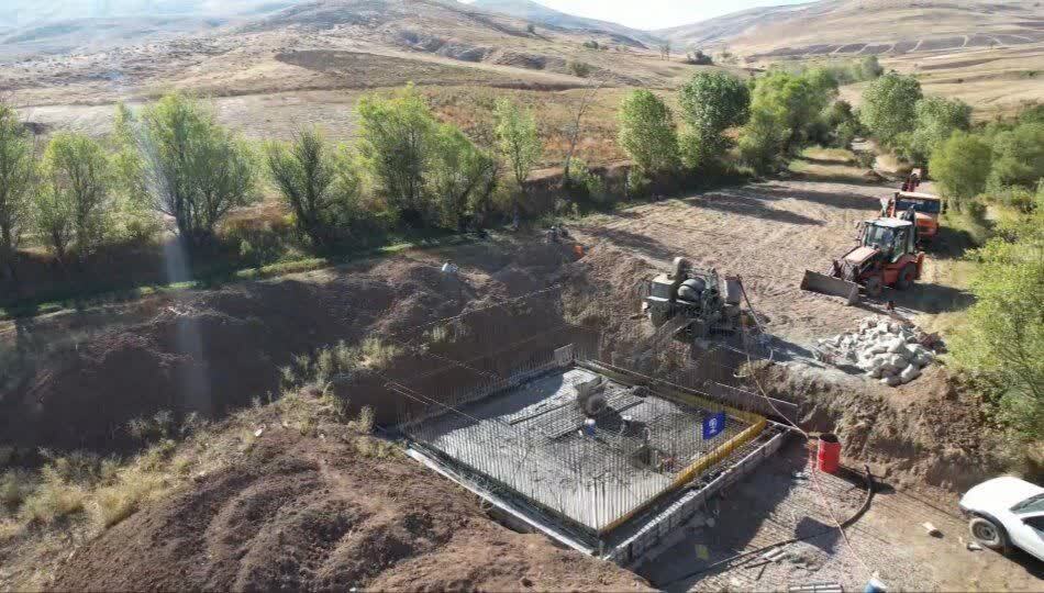 بتنریزی مخزن ۱۵۰ مترمکعبی در طارم سفلی توسط جهادگران بسیج سازندگی کلید خورد بتنریزی مخزن ۱۵۰ مترمکعبی در طارم سفلی توسط جهادگران بسیج سازندگی کلید خورد