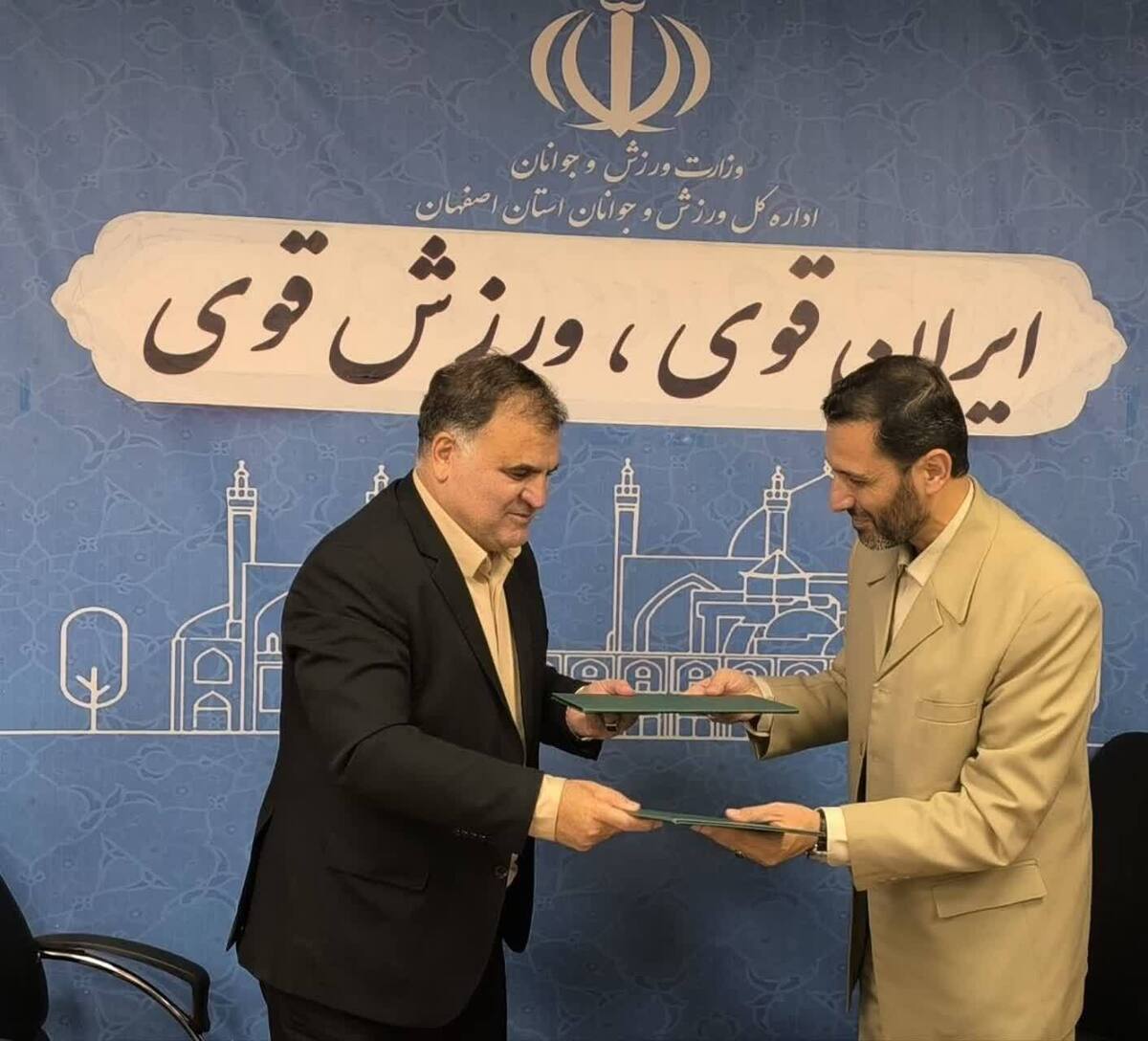 تفاهم‌نامه همکاری محیط زیست و ورزش اصفهان امضاشد/ ورزش می‌تواند پیشگام فرهنگ‌سازی برای حفاظت از طبیعت باشد