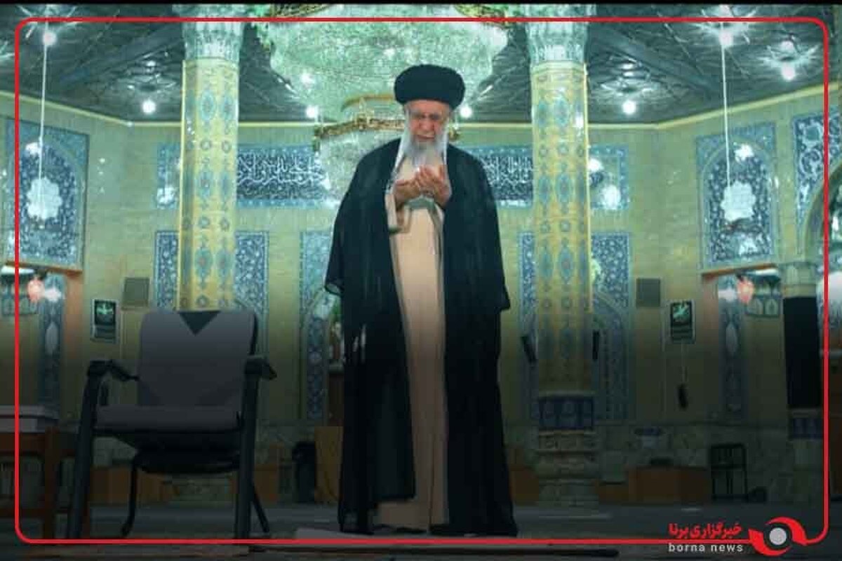 لحظاتی از حضور حضرت آیت‌الله خامنه‌ای در مسجد مقدس جمکران