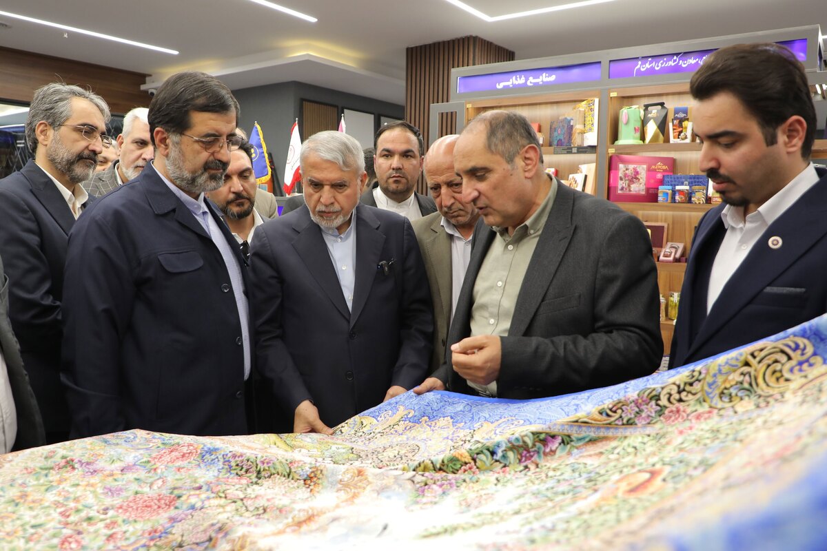 بازدید وزیر میراث‌فرهنگی، گردشگری و صنایع‌دستی از نمایشگاه دائمی تولیدات قم در اتاق بازرگانی