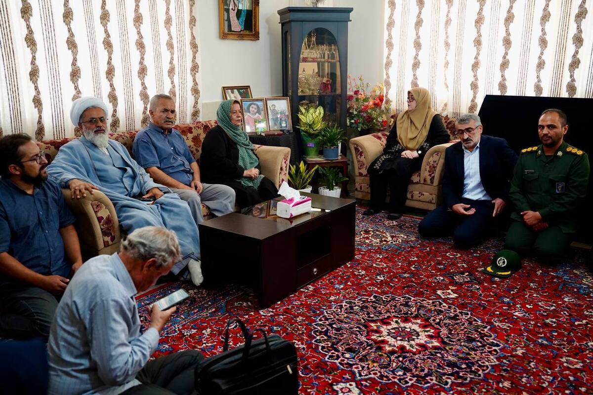 بازدید سخنگوی دولت از خانواده شهیدان زینلی
