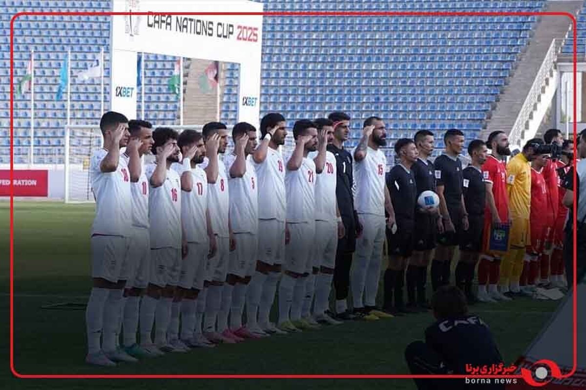 سلام نظامی اعضای تیم ملی فوتبال ایران قبل از  بازی با تاجیکستان