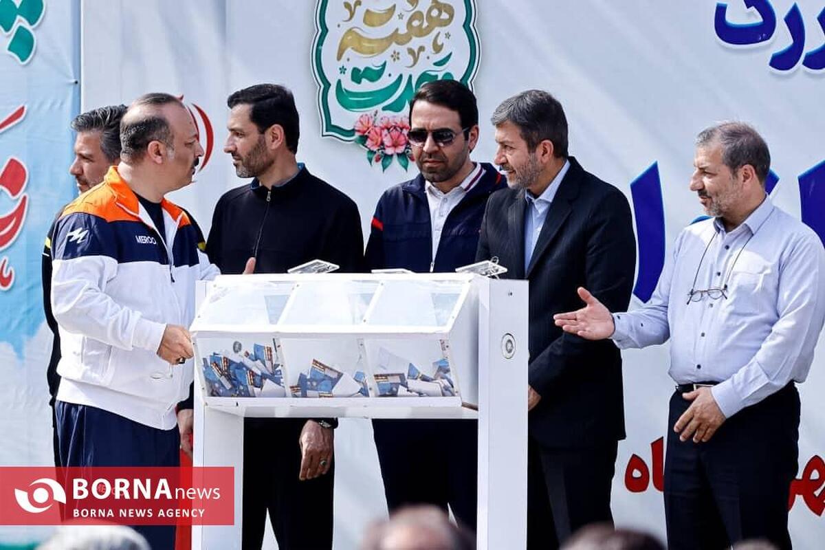 همایش پیاده‌روی خانوادگی به مناسبت هفته وحدت در اصفهان