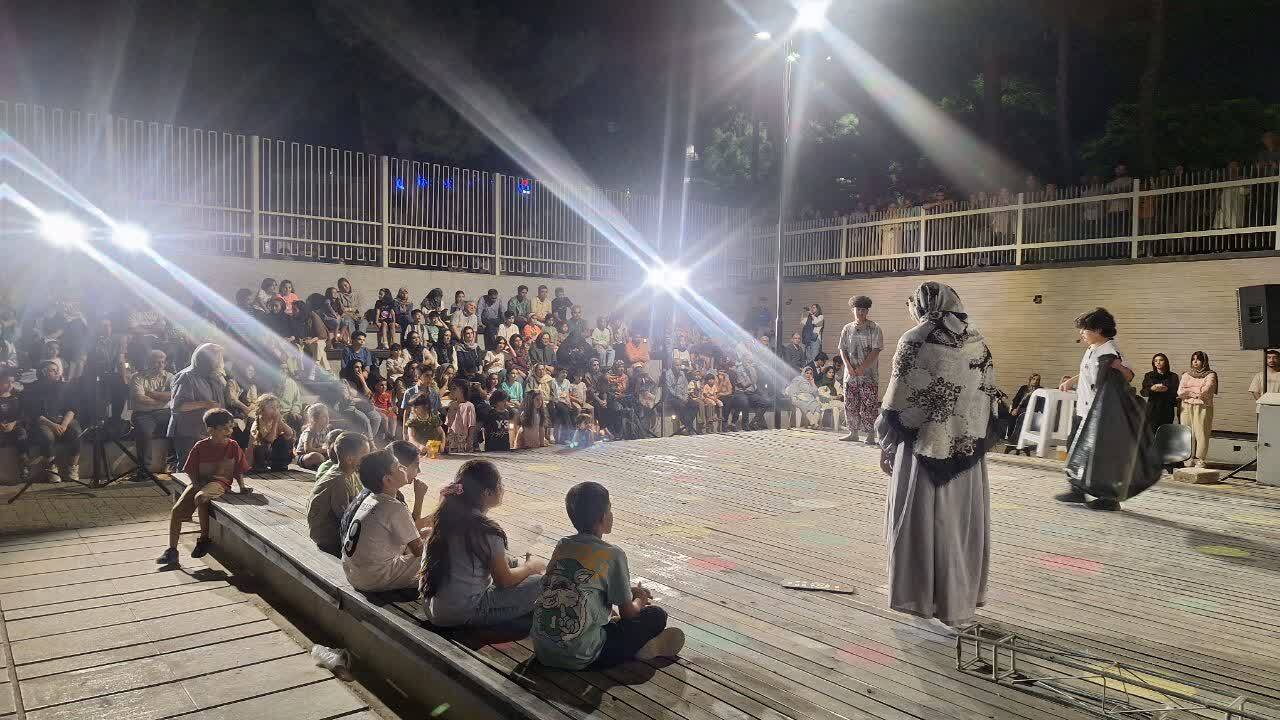 از نمایش های خیابانی و صحنه ای در تئاتر شهر قزوین حمایت می کنیم