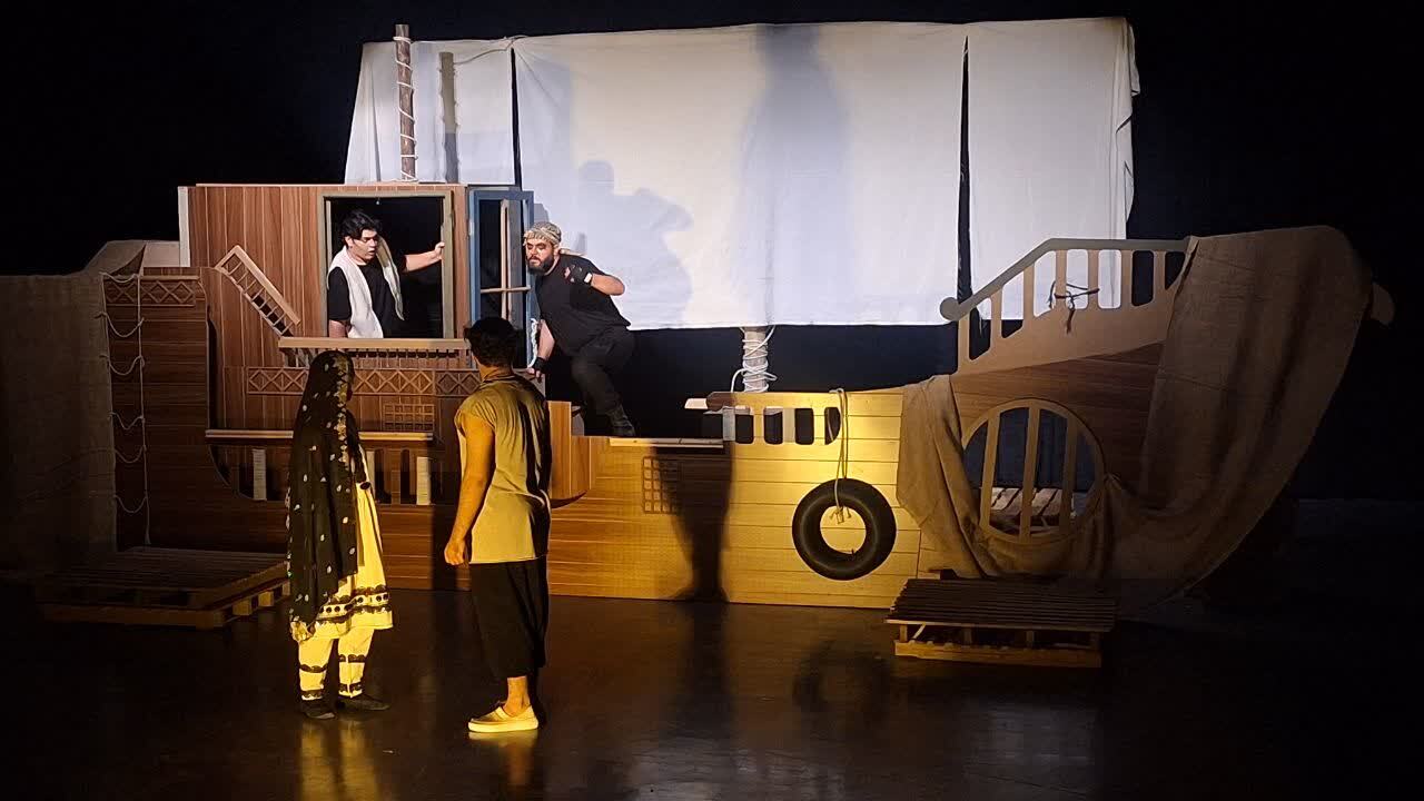 از نمایش های خیابانی و صحنه ای در تئاتر شهر قزوین حمایت می کنیم