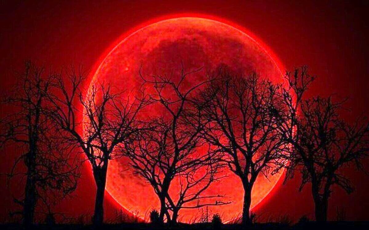علت قرمز شدن ماه در خسوف چیست؟ / تماشای خسوف ۱۴۰۴ را امشب در همه استان ها از دست ندهید