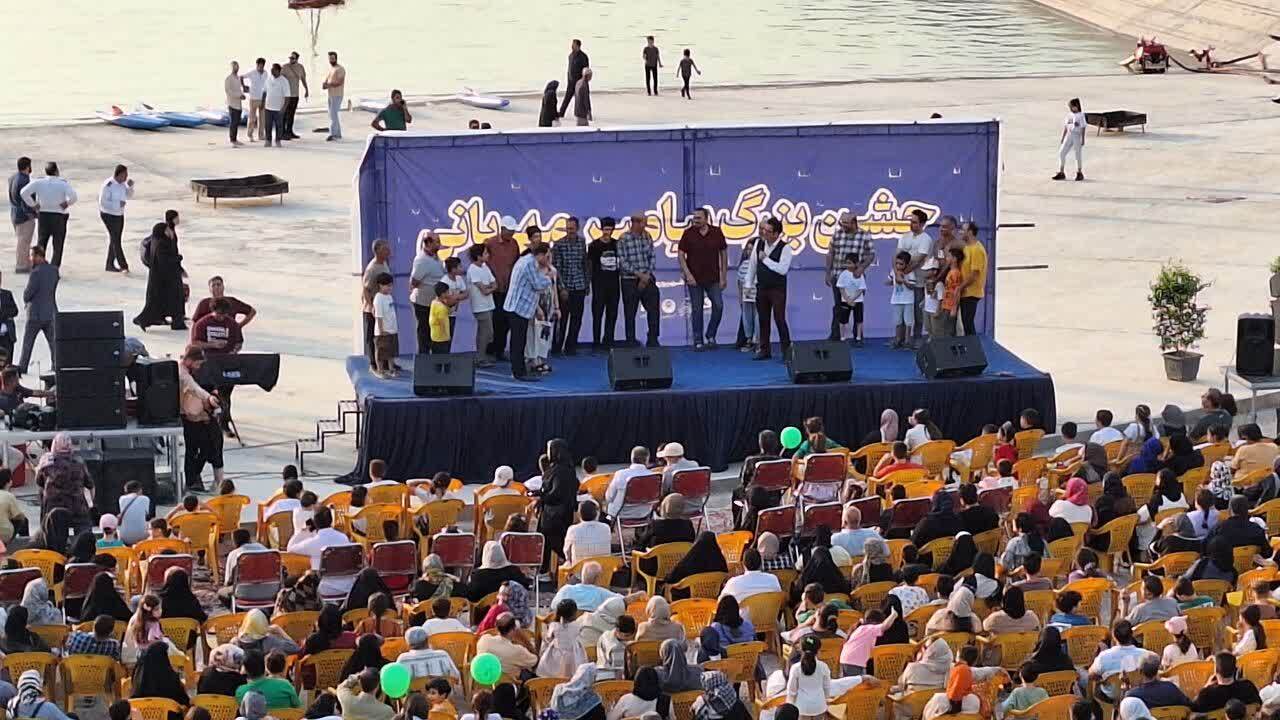 جشن بزرگ پیامبر مهربانی با استقبال مردم در قزوین برگزار شد جشن بزرگ پیامبر مهربانی با استقبال مردم در قزوین برگزار شد