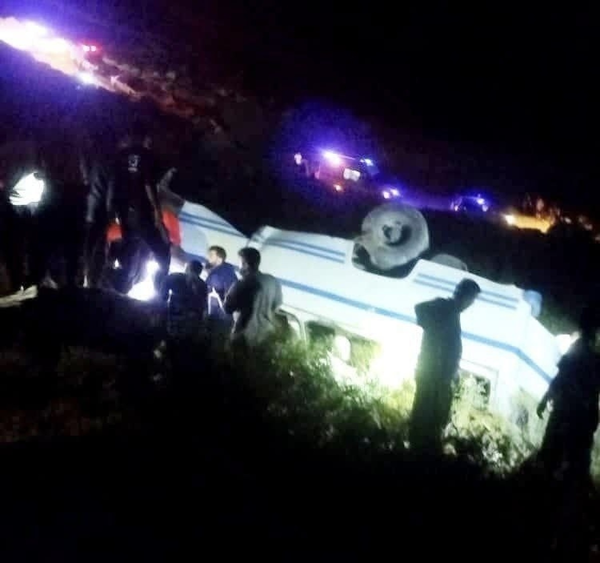 ۱۸ کشته و زخمی در واژگونی مینی‌بوس در چهارمحال و بختیاری