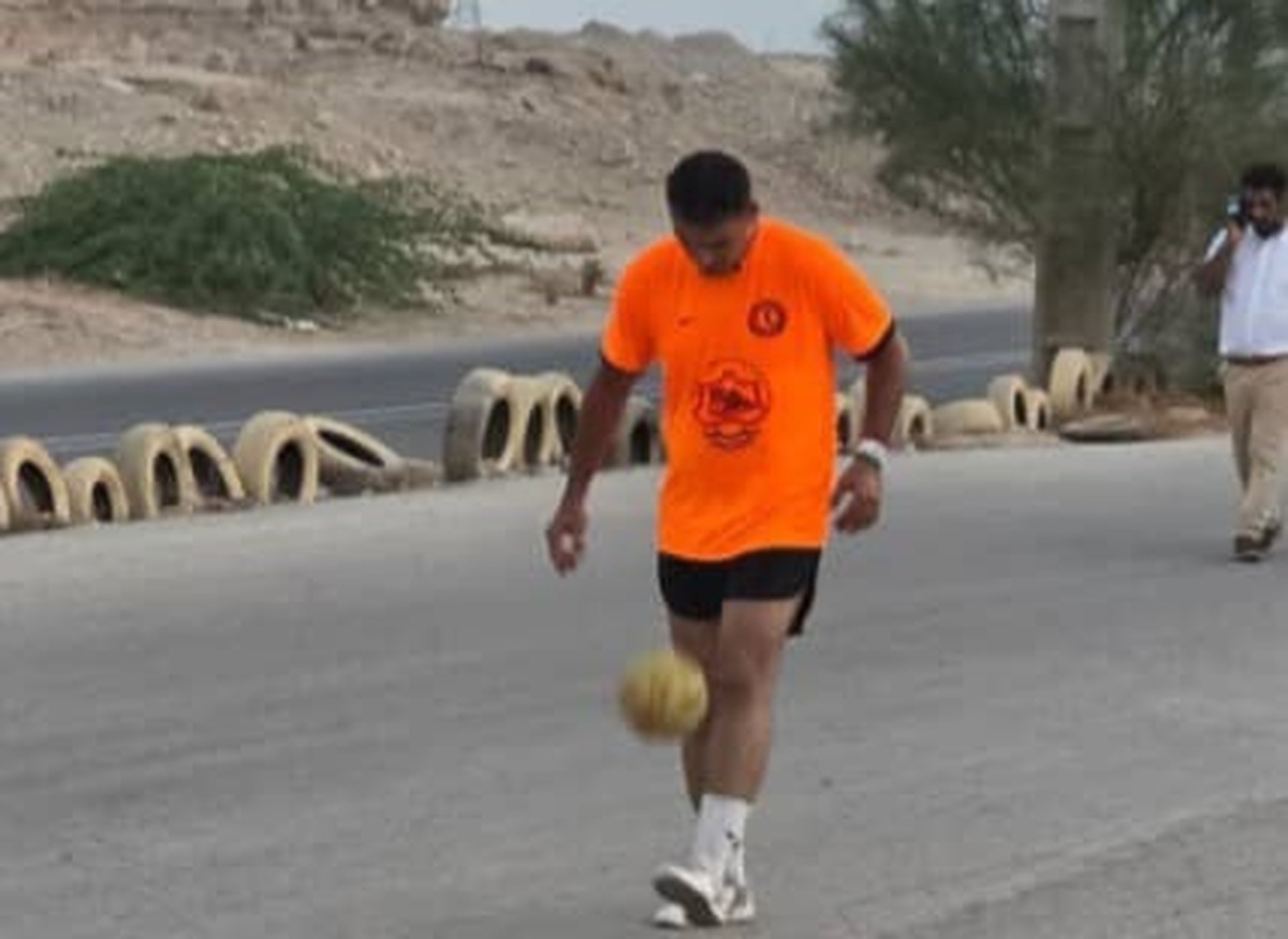 ثبت رکورد جهانی روپایی با توپ هندبال توسط جوان مینابی آرش احمدی طیفکانی 