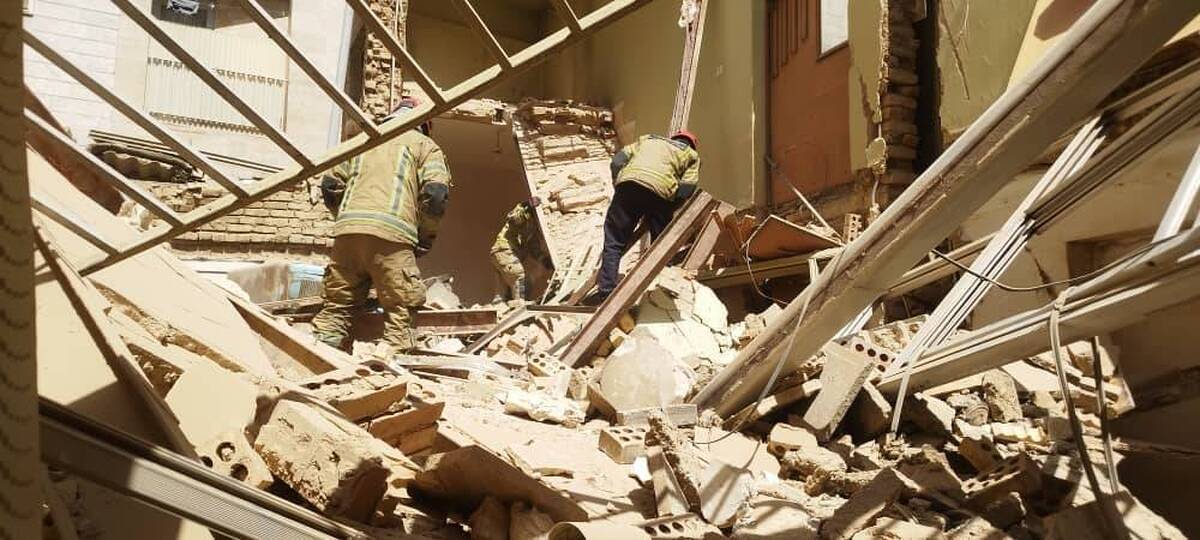 ریزش ساختمان مسکونی در خیابان پیروزی ۲ مصدوم و یک کشته برجای گذاشت