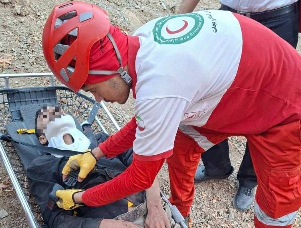 عملیات نفس‌گیر هلال‌احمر برای نجات کوهنورد مصدوم در حصار کرج