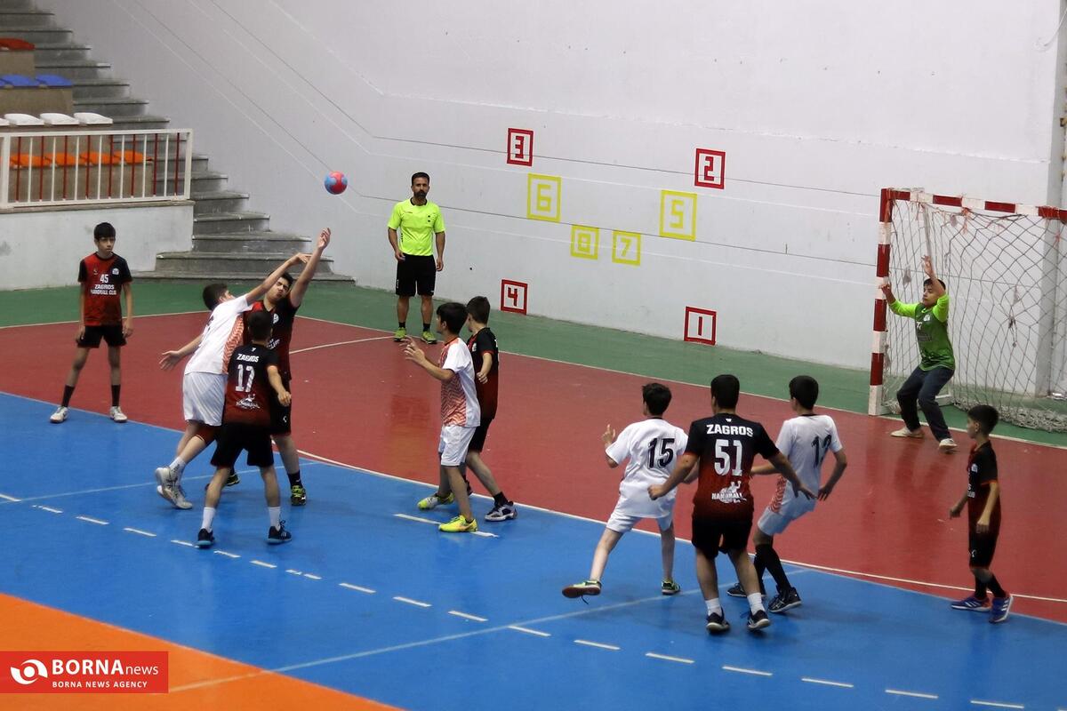 گزارش تصویری| قهرمانی هندبال زاگرس اسلام‌آبادغرب در مسابقات قهرمانی منطقه چهار