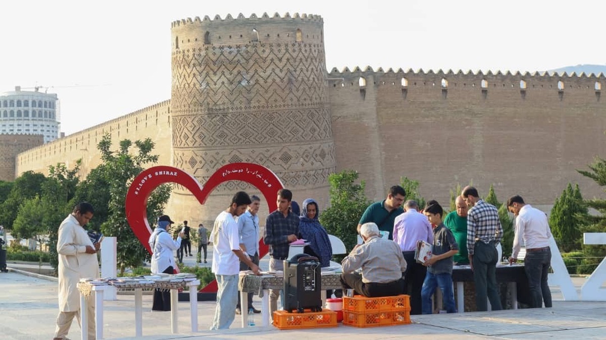توزیع رایگان ۱۷۵۰۰ جلد کتاب بین شهروندان شیرازی
