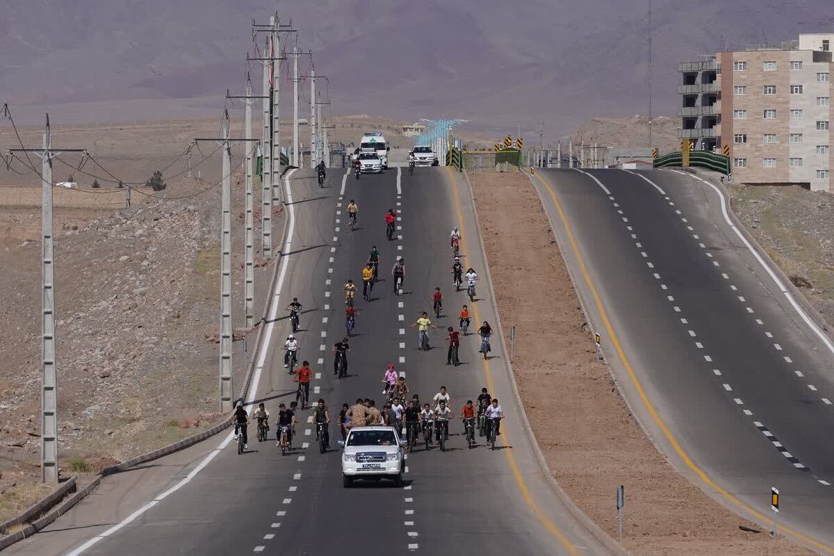 همایش خانوادگی دوچرخه‌سواری در منطقه آزاد ارس برگزار شد