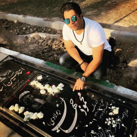 امید جهان بر سر مزار پدرش محمود جهان+عکس